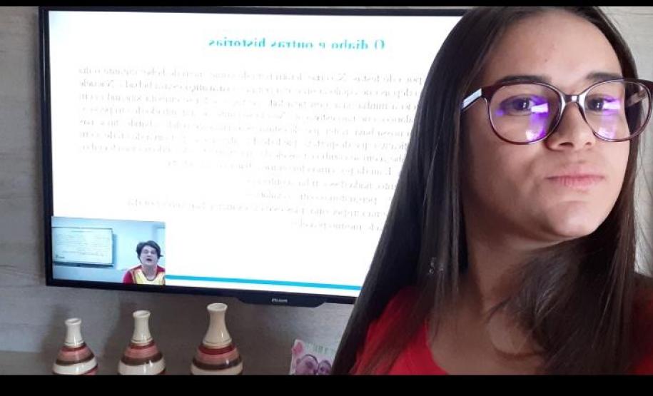 A Secretaria de Estado da Educação e do Esporte do Paraná (SEED) iniciou nesta segunda-feira (6) a implantação de pacote de ações que compõem o EAD Aula Paraná. As medidas  visam diminuir os problemas causados pela pandemia do novo coronavírus, que forçou o decreto de quarentena, resultando no fechamento das instituições de ensino por tempo indeterminado.