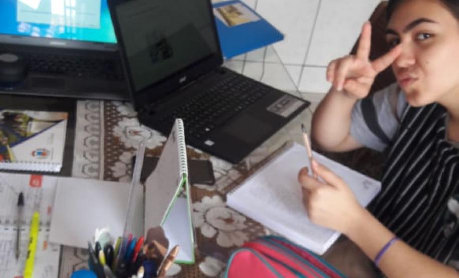 A Secretaria de Estado da Educação e do Esporte do Paraná (SEED) iniciou nesta segunda-feira (6) a implantação de pacote de ações que compõem o EAD Aula Paraná. As medidas  visam diminuir os problemas causados pela pandemia do novo coronavírus, que forçou o decreto de quarentena, resultando no fechamento das instituições de ensino por tempo indeterminado.