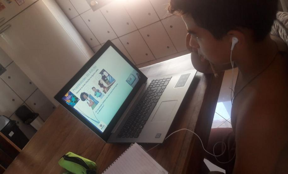 A Secretaria de Estado da Educação e do Esporte do Paraná (SEED) iniciou nesta segunda-feira (6) a implantação de pacote de ações que compõem o EAD Aula Paraná. As medidas  visam diminuir os problemas causados pela pandemia do novo coronavírus, que forçou o decreto de quarentena, resultando no fechamento das instituições de ensino por tempo indeterminado.