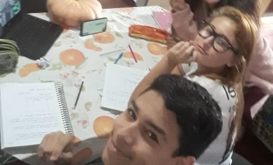 A Secretaria de Estado da Educação e do Esporte do Paraná (SEED) iniciou nesta segunda-feira (6) a implantação de pacote de ações que compõem o EAD Aula Paraná. As medidas  visam diminuir os problemas causados pela pandemia do novo coronavírus, que forçou o decreto de quarentena, resultando no fechamento das instituições de ensino por tempo indeterminado.