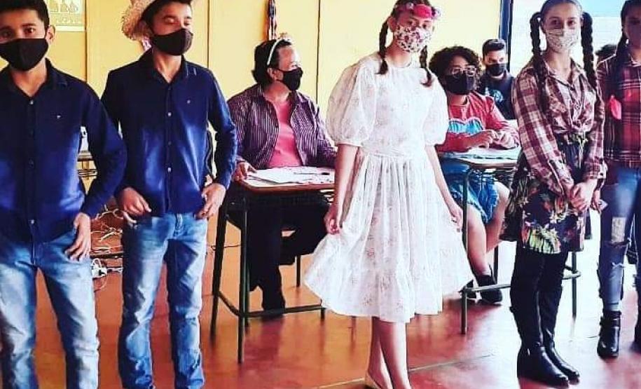 Na última segunda -feira, 28 de junho, o Colégio Estadual Rui Barbosa, município de Arapoti, promoveu, através do Programa Mais Aprendizagem um grande arraia para seus alunos.