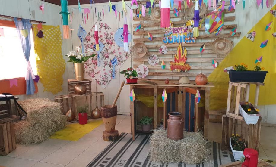 Para celebrar as Comemorações Juninas, o Colégio Estadual Lauro Sangreman de Oliveira, município de Sengés, promoveu no dia 26 de junho o seu primeiro “Arraiá Virtual”