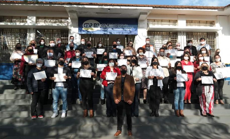 Tomaram posse oficialmente na tarde do dia 06, os Diretores e Auxiliares que estarão à frente das Escolas Estaduais na gestão de 2021 à 2025. A Cerimônia aconteceu nas dependências do Colégio Estadual Dr. Sebastião Paraná, município de Wenceslau Braz, onde houve também a Premiação da Categoria Ouro IDEB 2019.