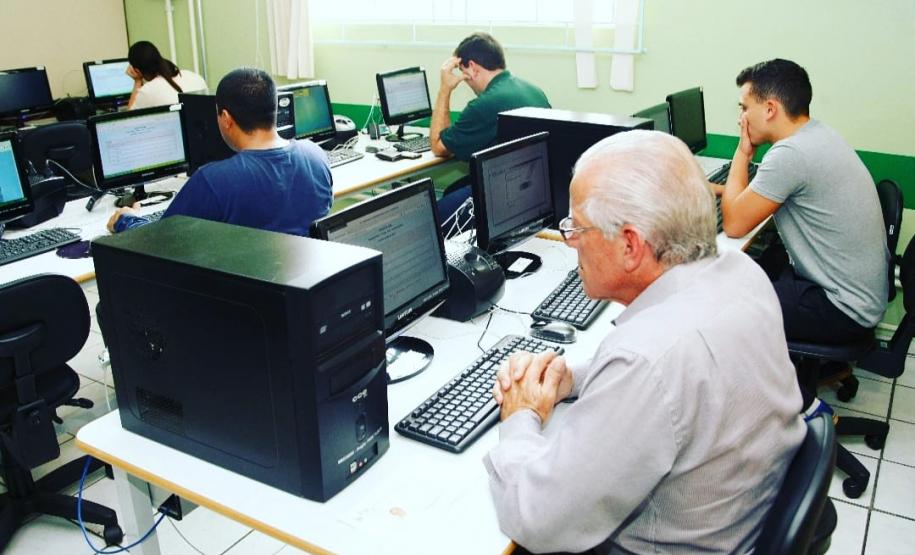 A partir desta segunda-feira (23), estão abertas as inscrições para os exames estaduais de EJA (Educação de Jovens e Adultos) para o ensino fundamental II. As inscrições para o ensino médio abrem no dia 18 de outubro.