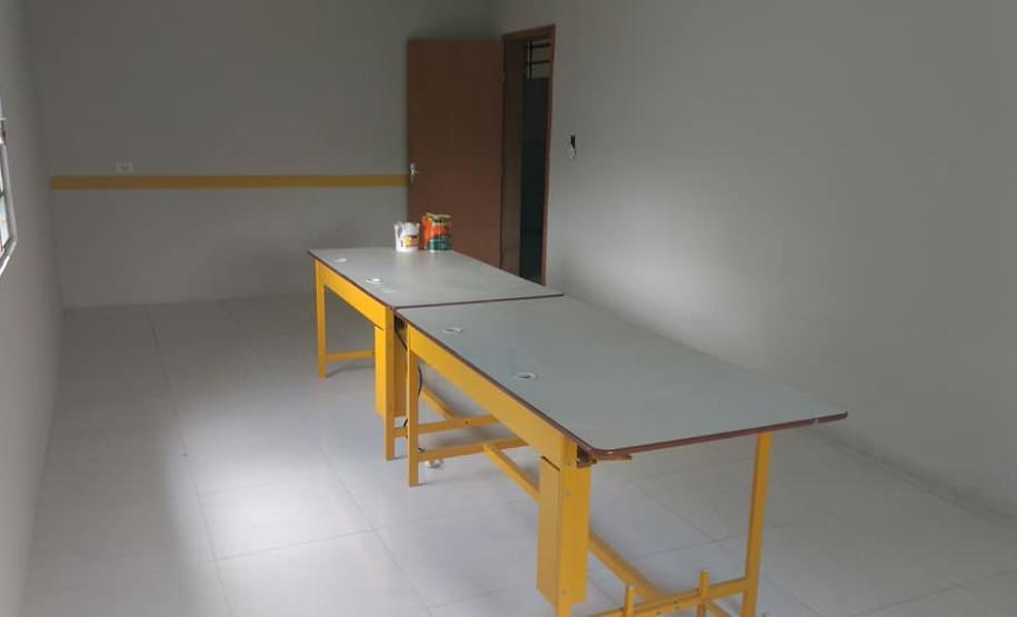 Com objetivo de melhorar a aprendizagem dos alunos através de aulas práticas e diversificadas, o Colégio Estadual Olavo Bilac, município de Jaguariaíva transformou e adaptou o  antigo depósito da instituição em Sala Multiuso.