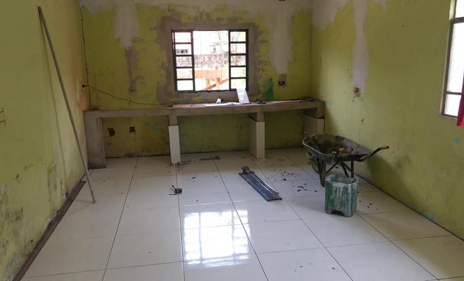 Com objetivo de melhorar a aprendizagem dos alunos através de aulas práticas e diversificadas, o Colégio Estadual Olavo Bilac, município de Jaguariaíva transformou e adaptou o  antigo depósito da instituição em Sala Multiuso.